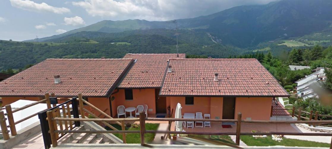 Casa Vacanze Rosalba Ferrara di Monte Baldo Extérieur photo