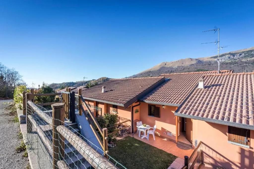 Casa Vacanze Rosalba Ferrara di Monte Baldo Extérieur photo